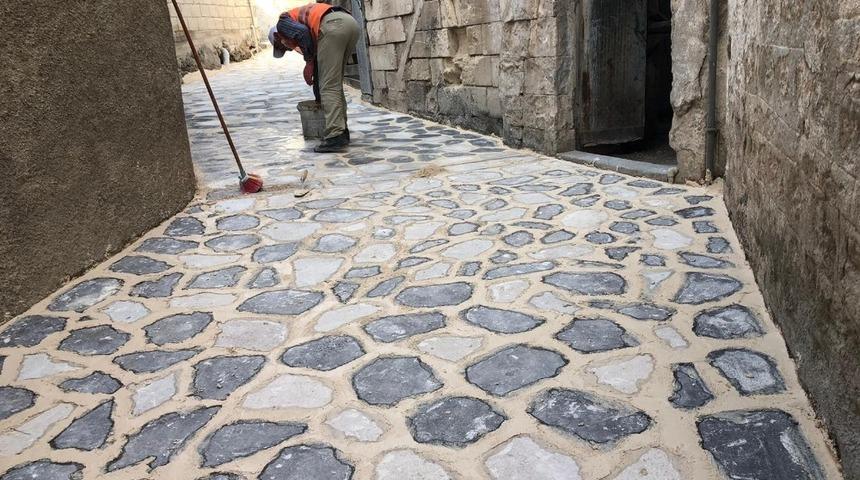&Ccedil;ıkmaz sokaklar Bazalt taşı d&ouml;şeniyor