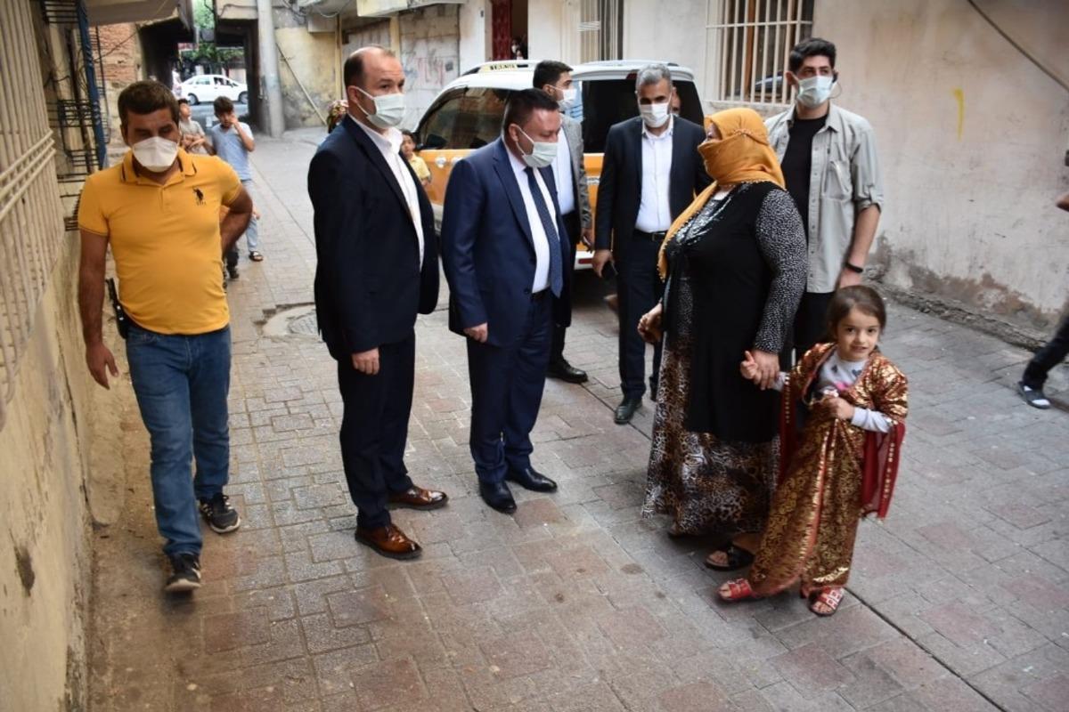 Başkan Beyoğlu yerinde d&ouml;n&uuml;ş&uuml;m&uuml;n uygulanacağı yerde vatandaşlara projeyi anlattı