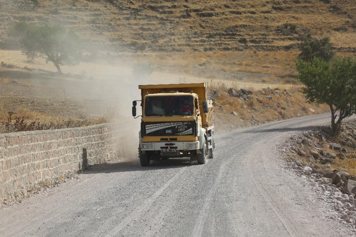 Develi&rsquo;de iki mahalle arasındaki bağlantı yolu &ccedil;alışması başladı