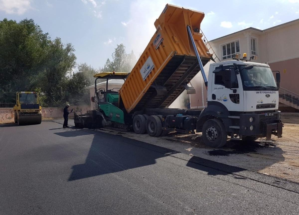Van B&uuml;y&uuml;kşehir eğitim kurumlarına 2 bin 200 ton asfalt harcadı