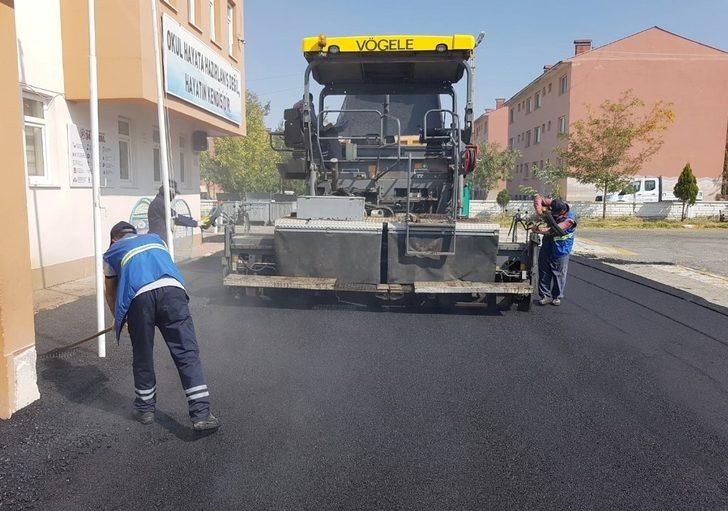 Van Büyükşehir eğitim kurumlarına 2 bin 200 ton asfalt harcadı G3