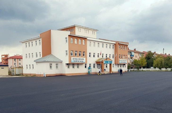 Van Büyükşehir eğitim kurumlarına 2 bin 200 ton asfalt harcadı G5