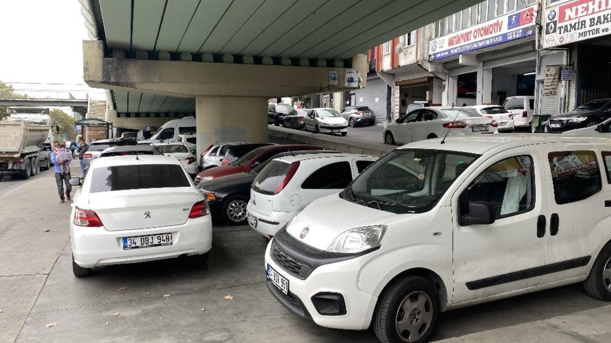 Kapalı otoparklar dolunca k&ouml;pr&uuml; ve viyad&uuml;k altları otoparka d&ouml;nd&uuml;