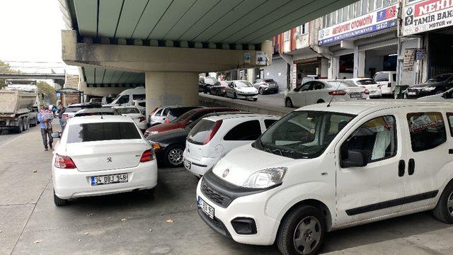 Kapalı otoparklar dolunca köprü ve viyadük altları otoparka döndü