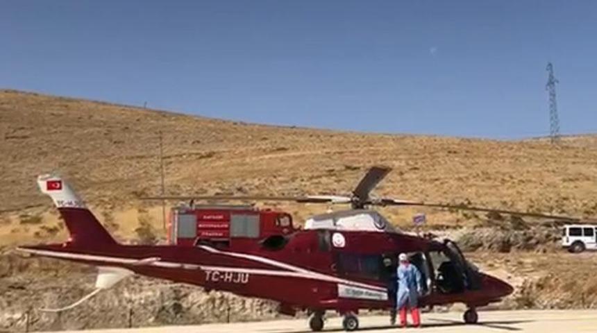 Doğumdan sonra ağlamayan ve moraran bebek hava ambulansı ile hastaneye kaldırıldı