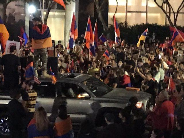 Ermeni göstericiler Los Angeles’da yolu kapatıp gösteri yaptı