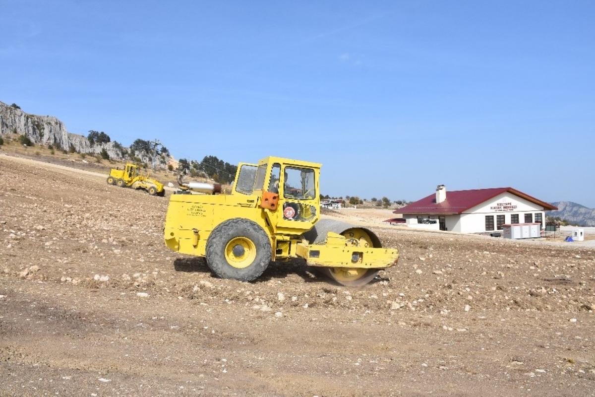 Uzun Keltepe Kayak Merkezi&rsquo;ndeki &ccedil;alışmaları inceledi