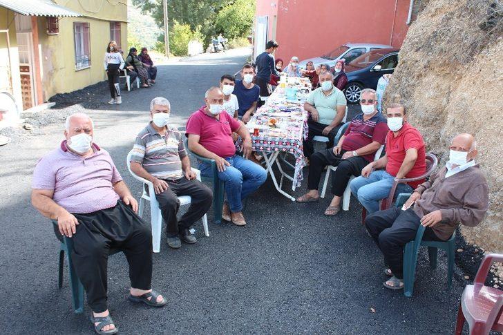 Yollarının asfaltlanmasını sokakta kahvaltı yapıp dua ederek kutladılar G1