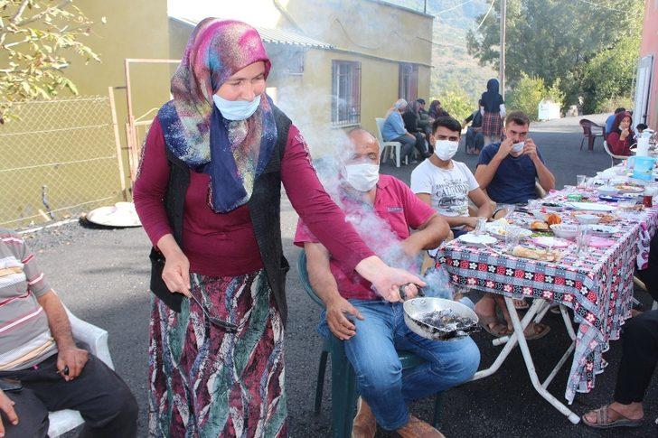 Yollarının asfaltlanmasını sokakta kahvaltı yapıp dua ederek kutladılar G2