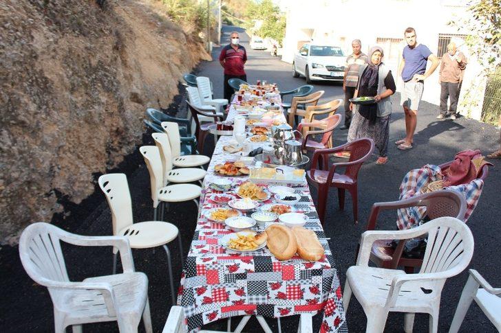 Yollarının asfaltlanmasını sokakta kahvaltı yapıp dua ederek kutladılar G3