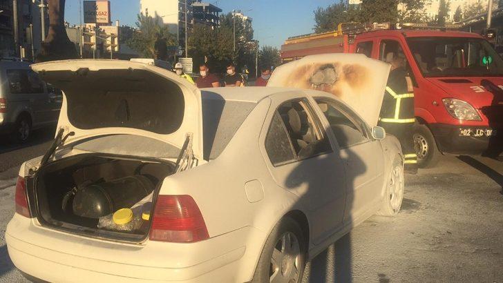 Seyir halindeki otomobil yandı G3