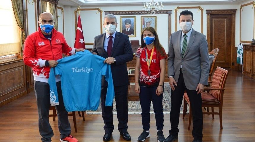 Vali Akın, U20 Balkan şampiyonası 2.’sini ödüllendirdi