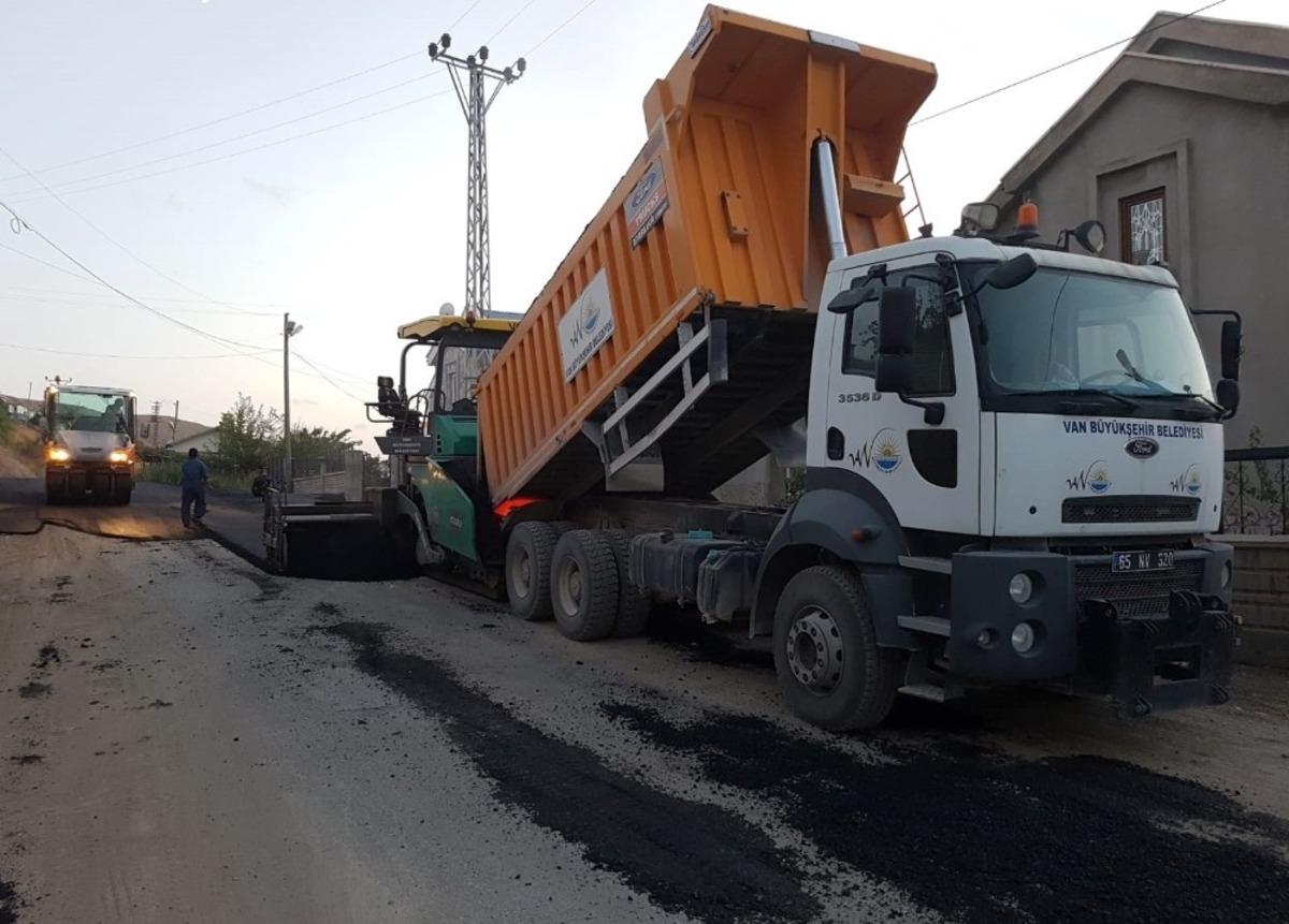 Van B&uuml;y&uuml;kşehir, Mollakasım&rsquo;da 9 kilometrelik yolu asfaltladı