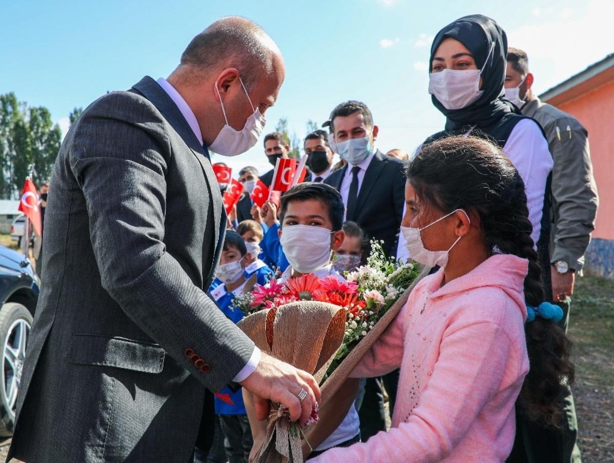 Vali Varol, Eleşkirt Sadaklı İlk ve ortaokulu&rsquo;nu ziyaret etti