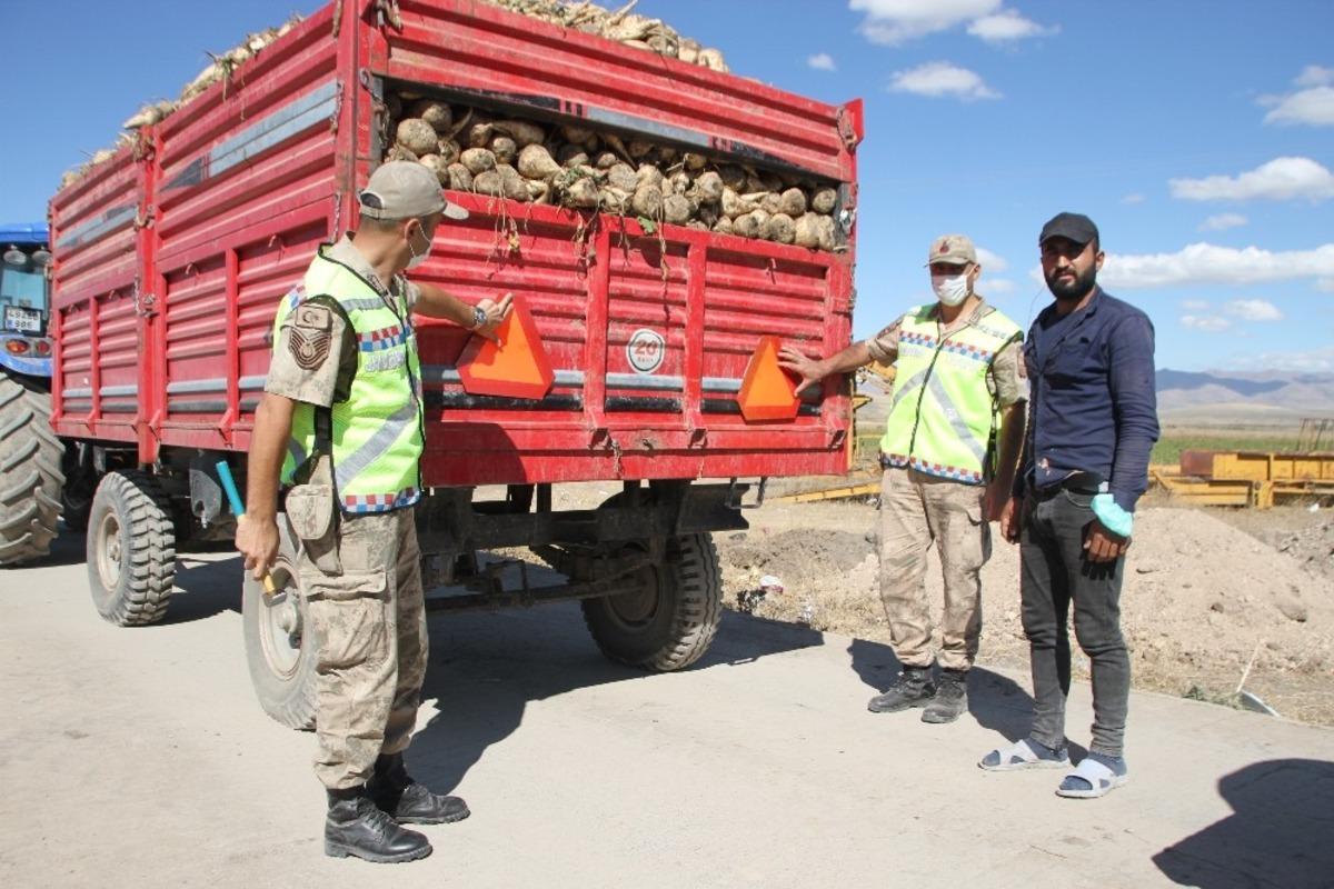 Jandarma trakt&ouml;r s&uuml;r&uuml;c&uuml;lerine reflekt&ouml;r dağıttı
