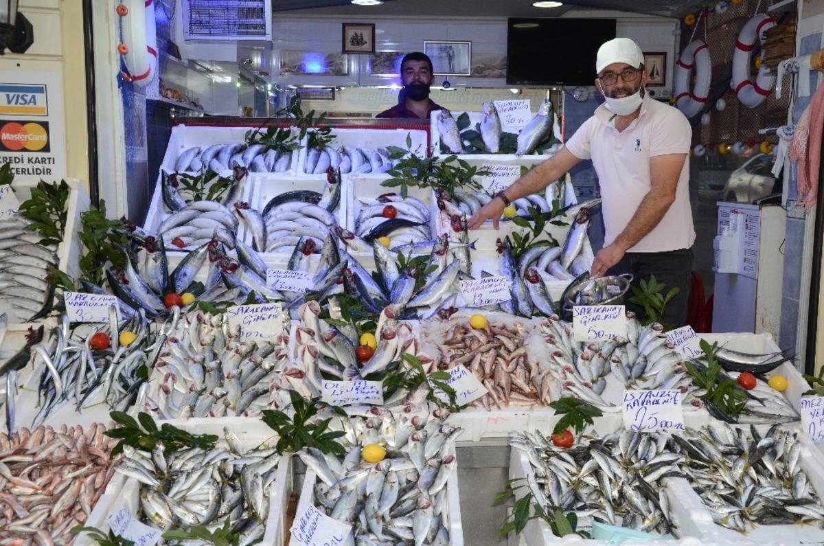 Denizlerdeki bolluk, balık&ccedil;ı tezgahlarını şenlendiriyor