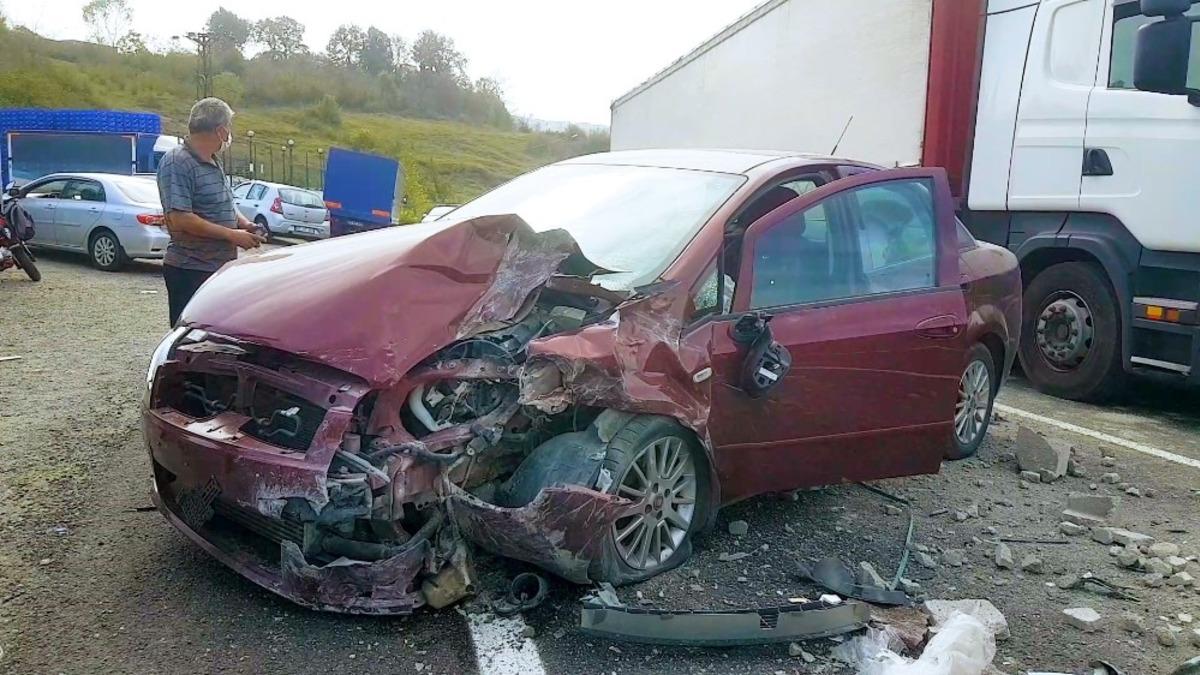 Tırın dorsesinden d&uuml;şen briketler kazaya yol a&ccedil;tı: 4 yaralı