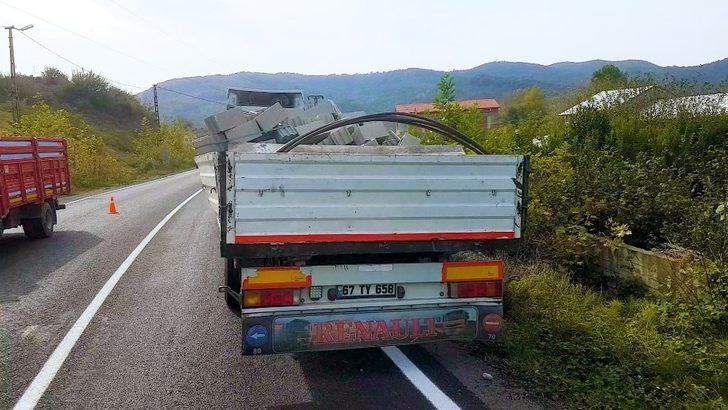 Tırın dorsesinden düşen briketler kazaya yol açtı: 4 yaralı G5