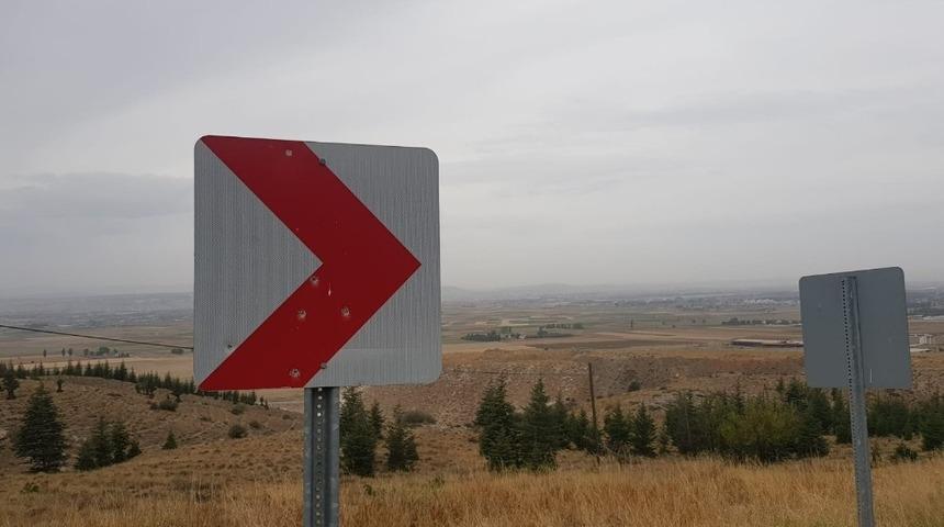 Trafik levhasını atış poligonu olarak kullanıyorlar