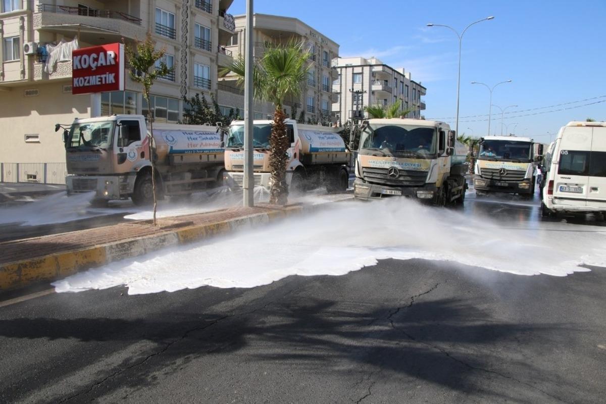 Cadde ve sokaklar beyaza b&uuml;r&uuml;nmeye devam ediyor