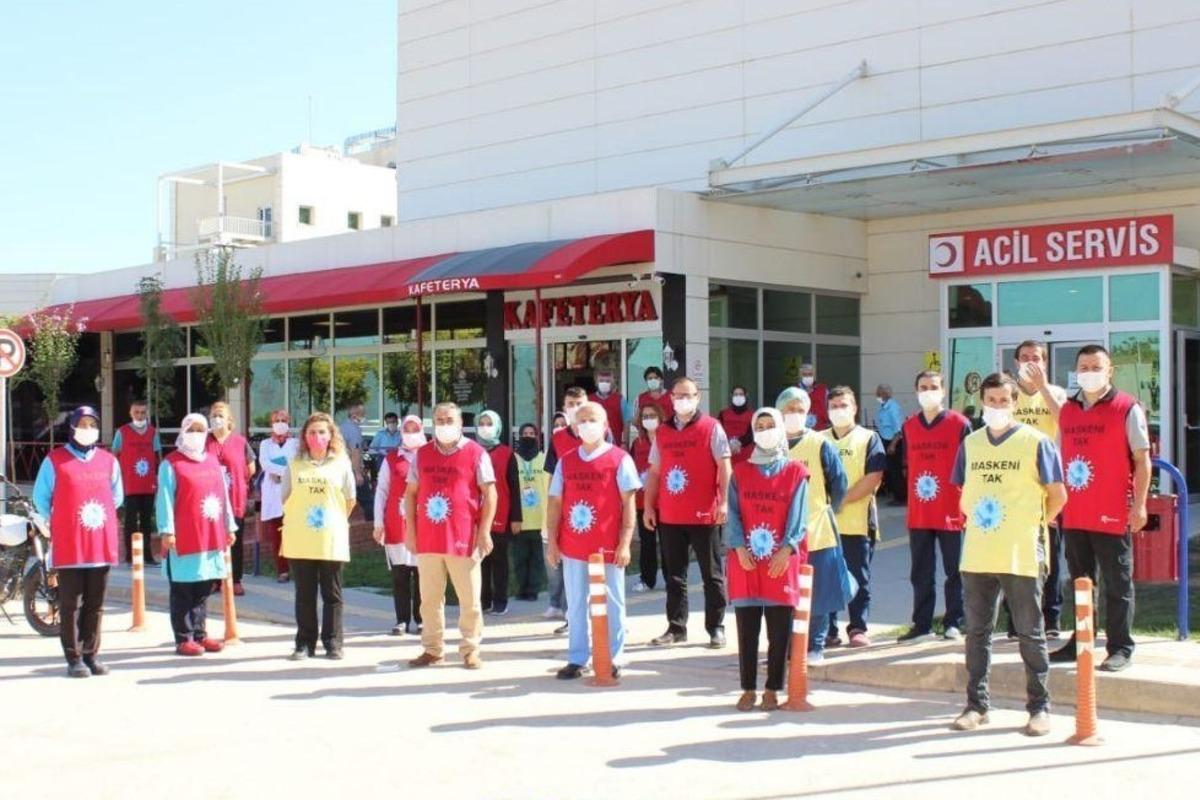 Sağlık&ccedil;ılar yelek giyerek &ldquo;maskeye&rdquo; dikkat &ccedil;ekti