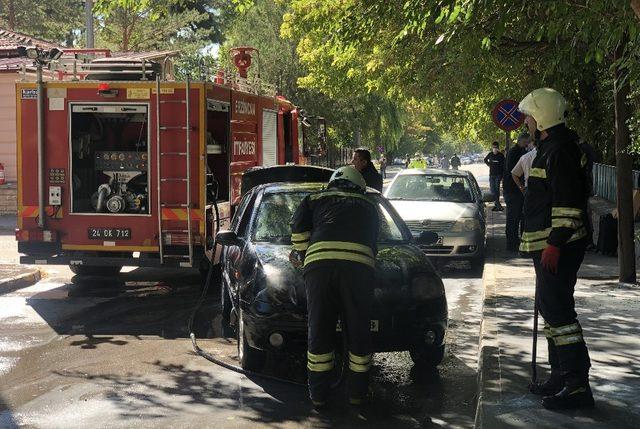 İçerisinde askerlerin bulunduğu otomobilde çıkan yangın paniğe neden oldu