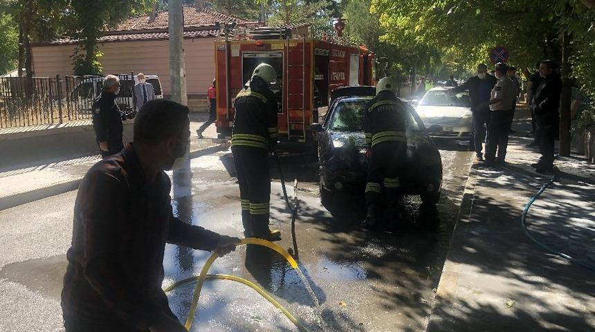 İ&ccedil;erisinde askerlerin bulunduğu otomobilde &ccedil;ıkan yangın paniğe neden oldu