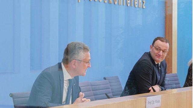Robert Koch Enstitüsü'nün Başkanı Wieler (solda) Sağlık Bakanı Spahn ile ortak basın toplantısı yaptı.