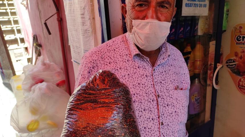  Dağdan topladıkları menengiçlerin kilosunu 15 liradan satışa sunuyorlar