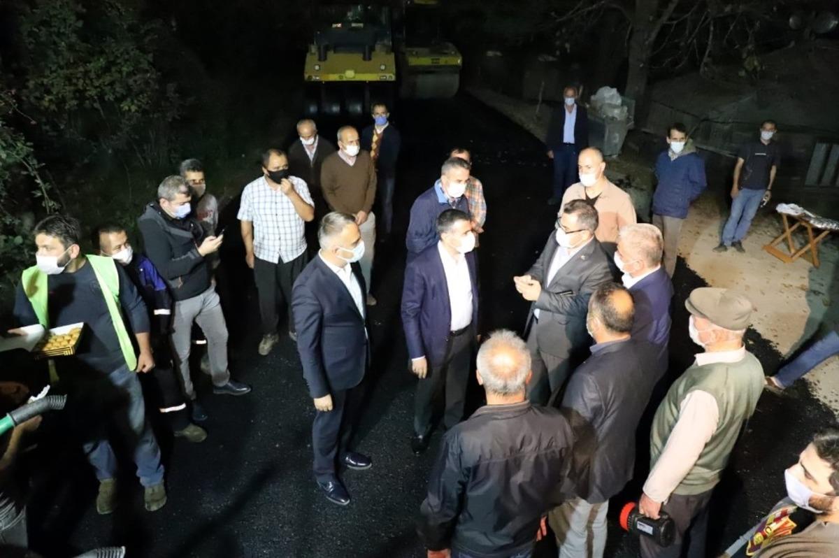 Asfalt &ccedil;alışması gece g&uuml;nd&uuml;z devam ediyor