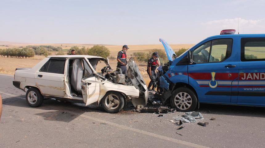 Jandarma aracı ile otomobil &ccedil;arpıştı: 3'&uuml; jandarma, 5 yaralı