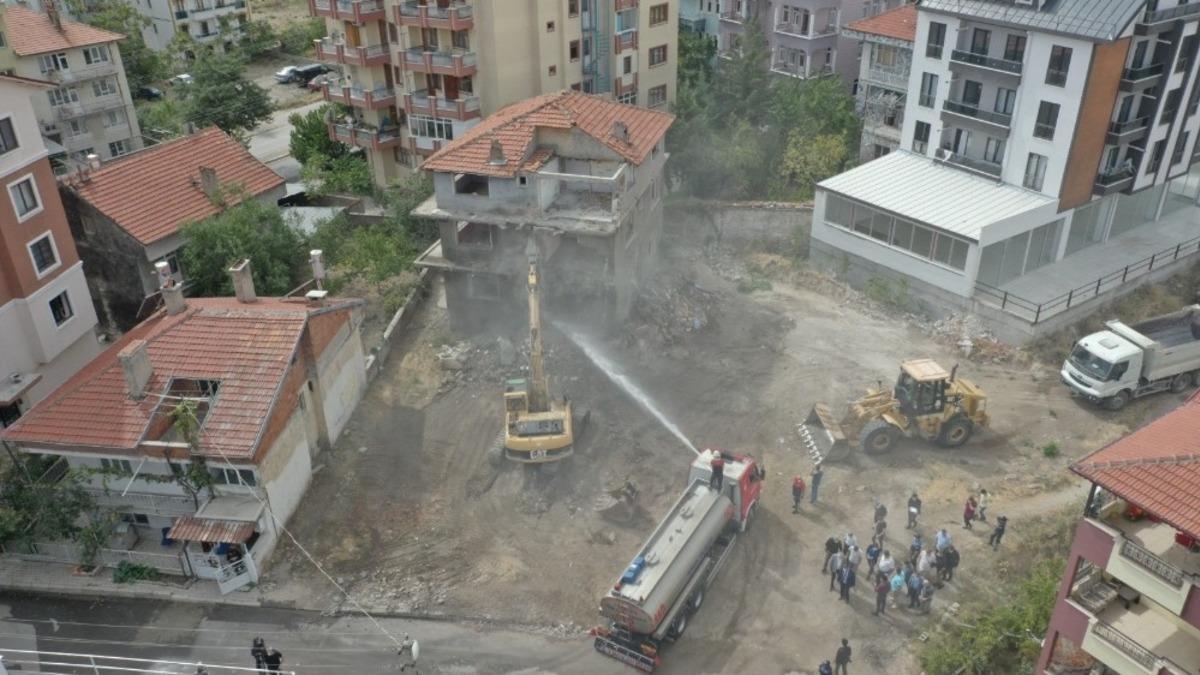 Isparta&rsquo;da 80 metruk binanın yıkımı ger&ccedil;ekleştirildi