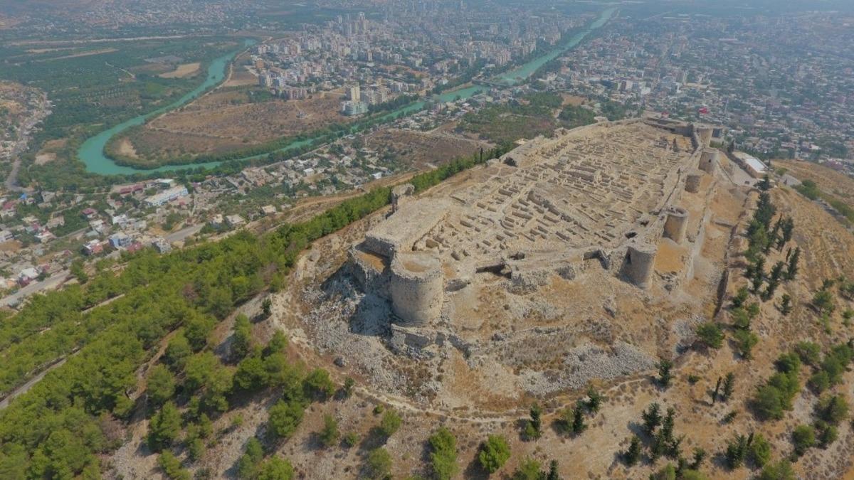 ME&Uuml; &Ouml;ğr. &Uuml;yesi Dr. S&ouml;zl&uuml;, Silifke Kalesi kazısını kitaplaştırdı
