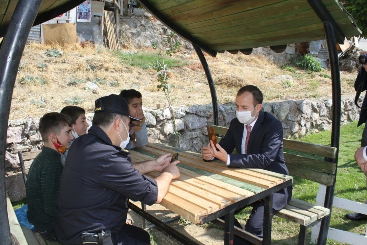 Kaymakam G&uuml;ven, &ouml;ğrencilerle EBA canlı yayınına bağlandı