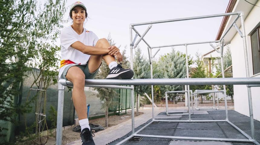 Hazal Nehir bahçesini antrenman alanına dönüştürdü