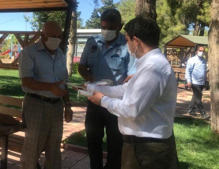 Artuklu Kaymakamı Gökpınar vatandaşlara maske dağıttı G1