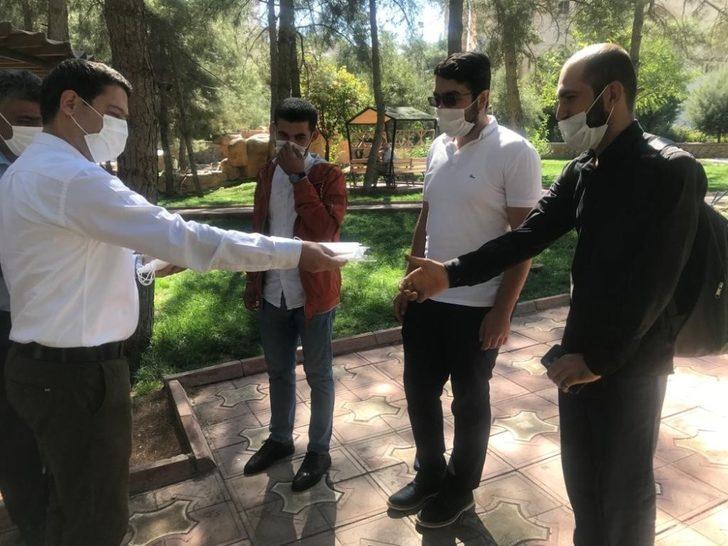 Artuklu Kaymakamı Gökpınar vatandaşlara maske dağıttı G2