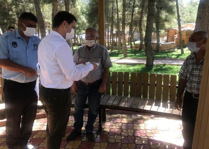 Artuklu Kaymakamı Gökpınar vatandaşlara maske dağıttı G3