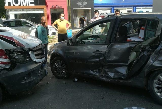 Ambulans otomobile çarptı: 2 sağlıkçı yaralı