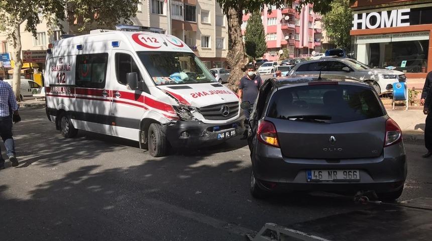 Ambulans otomobile çarptı: 2 sağlıkçı yaralı