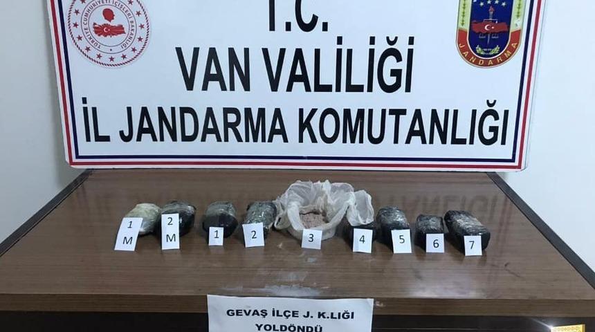 Van&rsquo;da 1 kilo 274 gram eroin ile 302 gram metamfetamin ele ge&ccedil;irildi