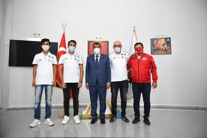 Teknofest’te ödül kazanan öğrencilerden Başkan Gürkan’a ziyaret G2