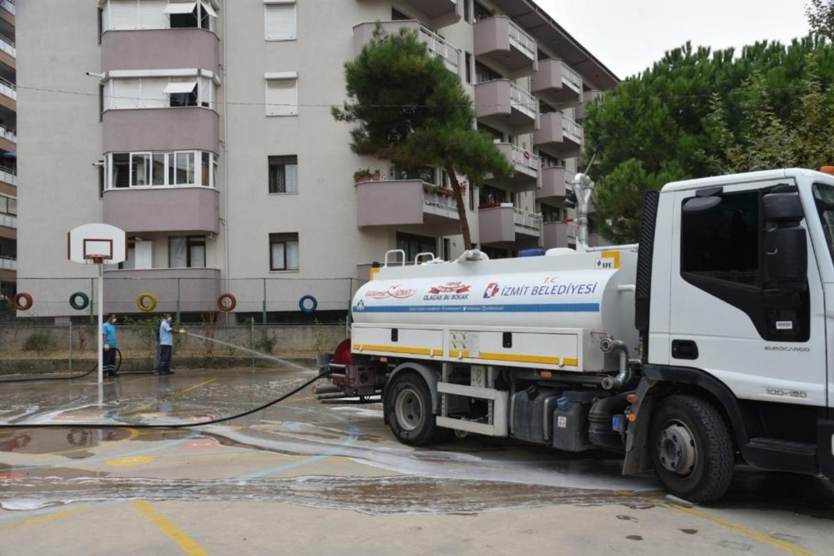 İzmit&rsquo;te okullar y&uuml;z y&uuml;ze eğitim &ouml;ncesi temizleniyor