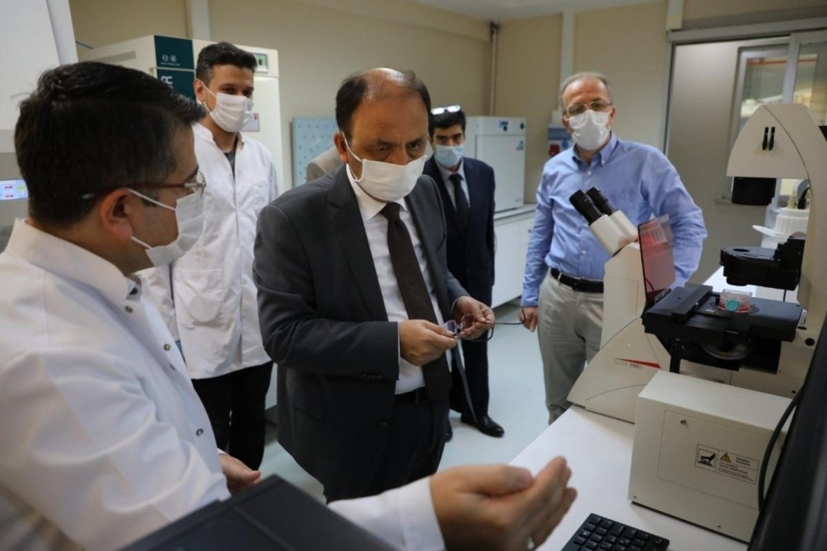 Vali G&uuml;ner, Bartın &Uuml;niversitesi Merkezi Araştırma Laboratuvarını ziyaret etti