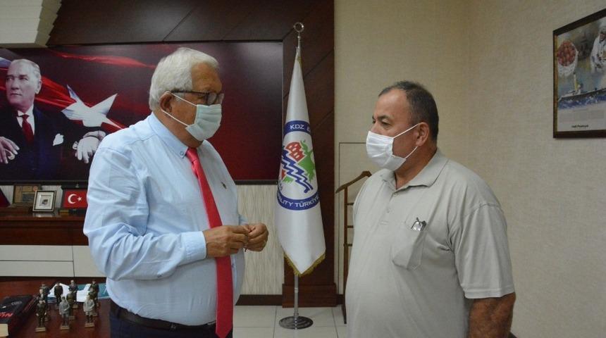 Posbıyık emekli olan Belediye iş&ccedil;isine altın hediye etti