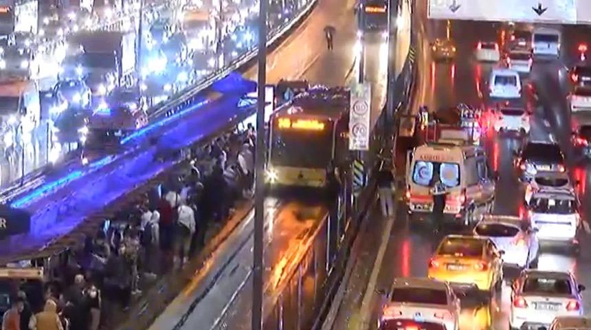 Merter'de metrobüs kazası