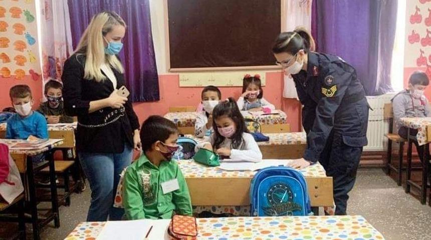 Öğrencilere “Jandarma Çocuk Dergisi” ve boya kalemi dağıtıldı