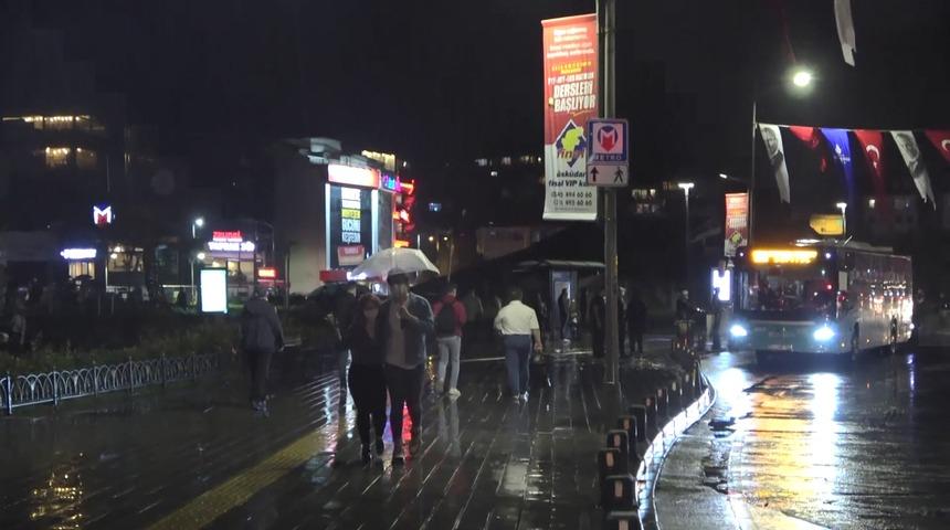 İstanbul'u sağanak yağış vurdu! Yollar göle döndü, araçlar yolda kaldı...