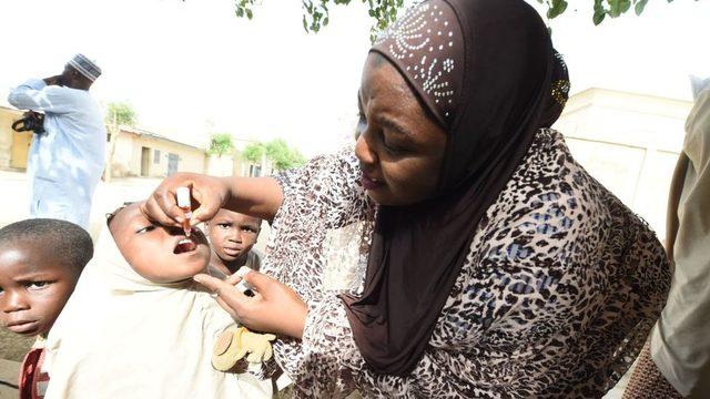 Nijerya'da çocuk felci aşılama programında çalıyan ekipler, Covid-19 takibi yapmaya başladı.