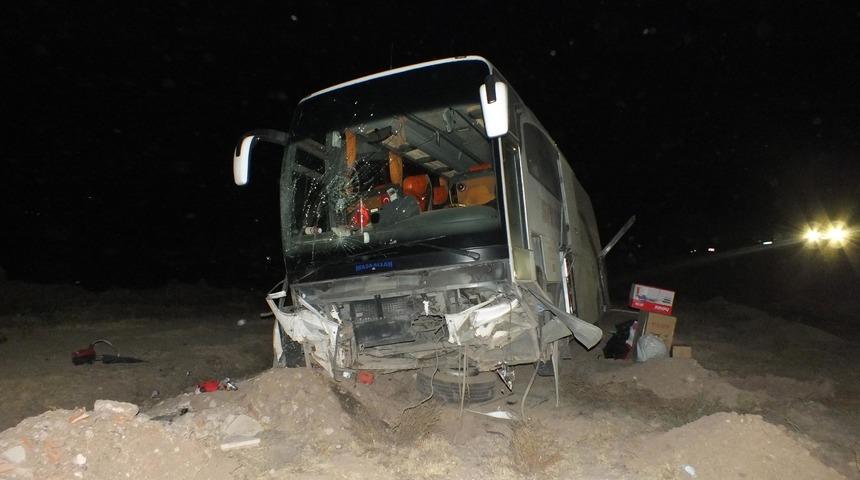 Yozgat'ta yolcu otob&uuml;s&uuml; şarampole d&uuml;şt&uuml;: 10 yaralı